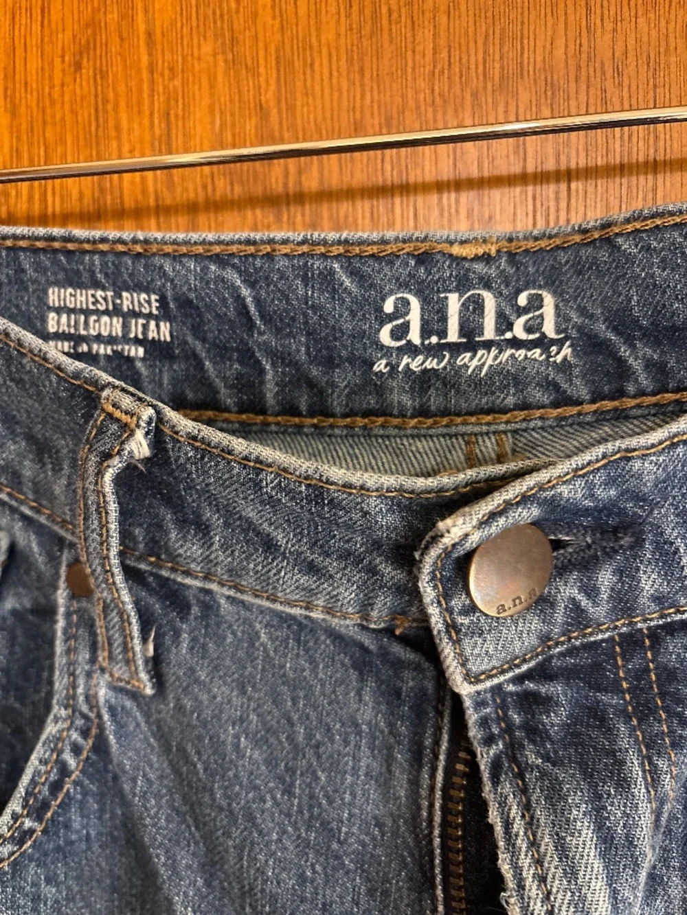 Good Condition | a.n.a Women's "Highest-Rise Balloon Jean" - Size 8 - Picture 3 of 4